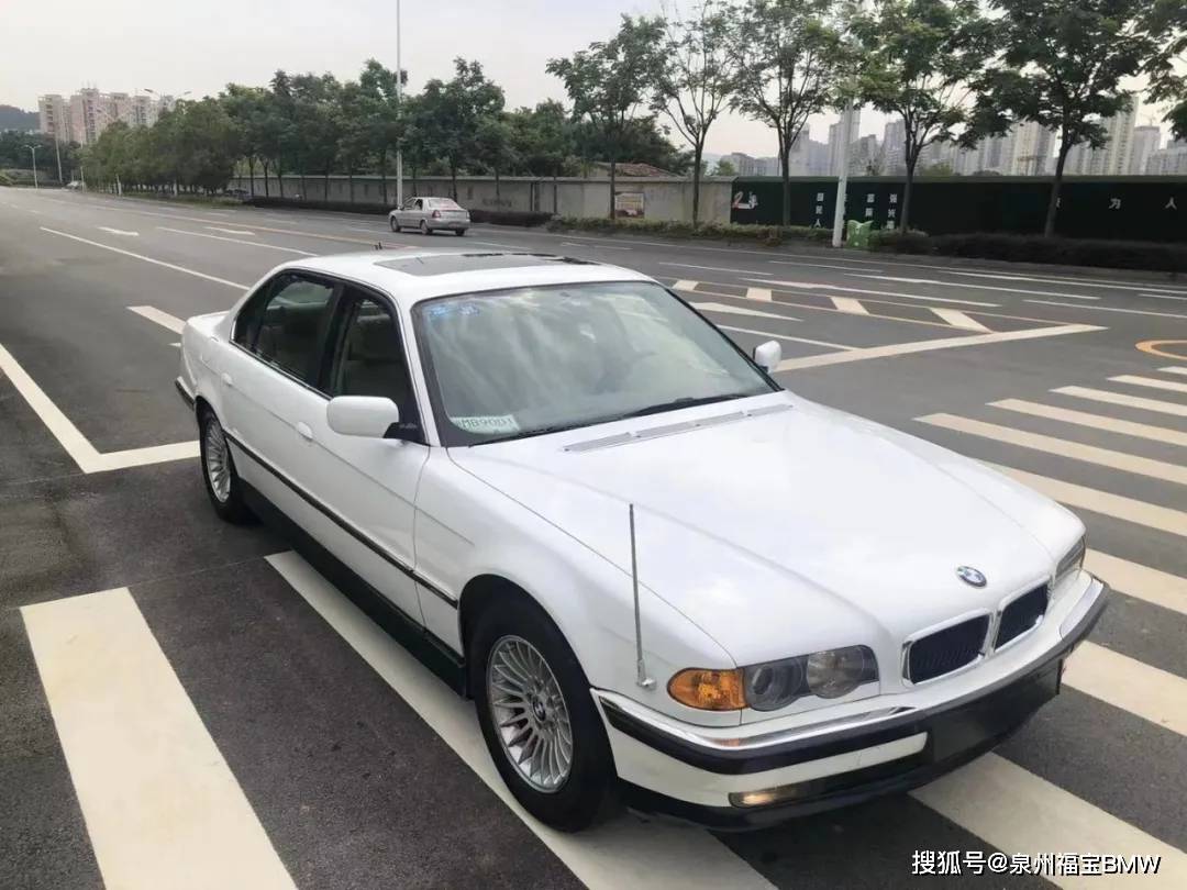 e38,728il,1999年产,配备的是cd和磁带机.原来的车,i在前面,l在后面.