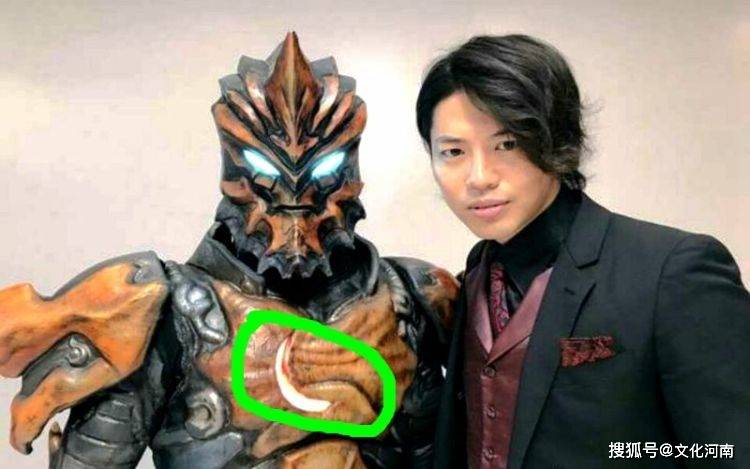 大家都知道戴拿人间体的扮演者名叫鹤野刚士,因为他在剧中多次出场