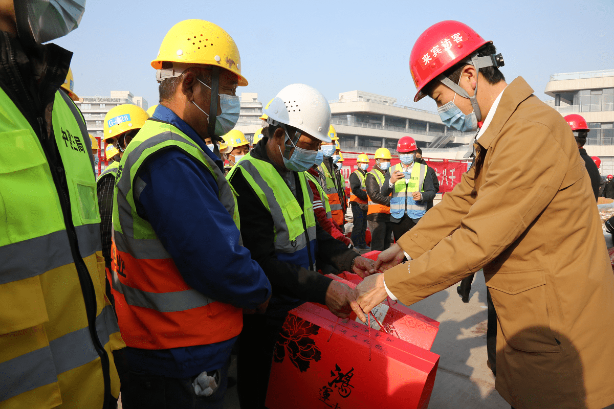 中建三局华厦广场项目举行就地过大年工地送温暖春节系列活动