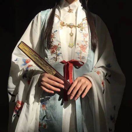 国潮盛行,仍有人反对穿汉服过年?究其因果,可能与这些