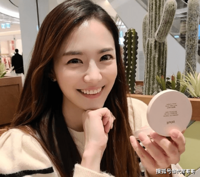 35岁女星刘荷娜近况曝光,穿婆婆最爱的裤子,躺在公公腿上引发争议