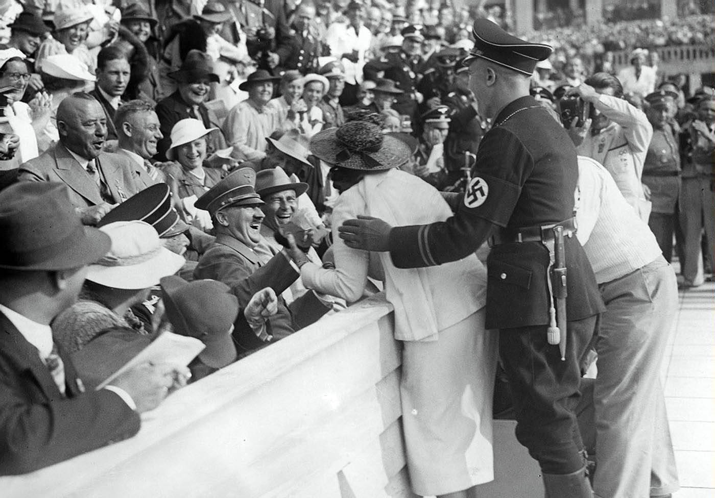 原创1936年柏林奥运会,一个美国女子强吻了希特勒
