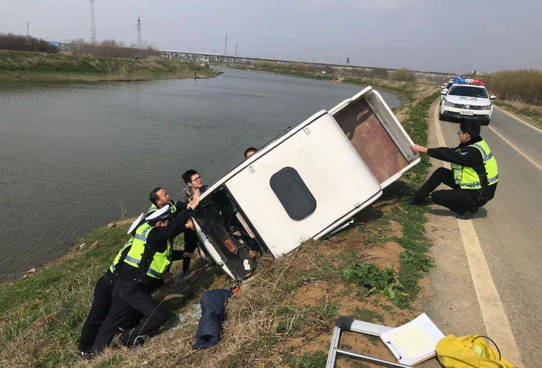 原创大年初三,巢湖烔炀一电动三轮车翻倒在河道旁 民警及时救出两被困