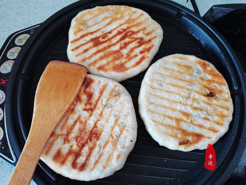 15,为了快一点烙完赶快吃饭,我又用平底锅烙了一锅馅饼.