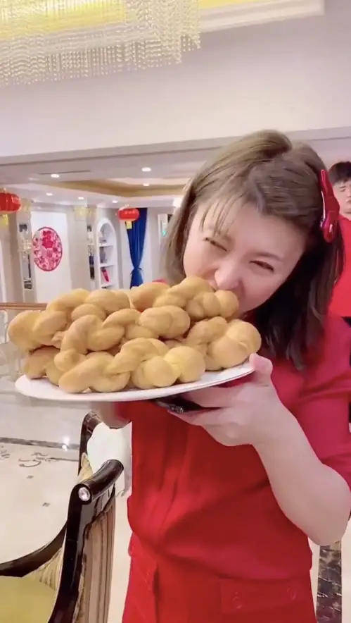 闫学晶与林越离婚后,嫁给了鞍山富豪马明东,马明东家境殷实,是当地的