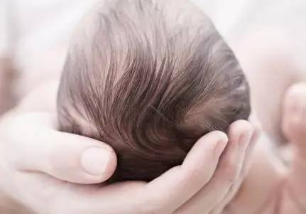 新生儿头发稀疏是遗传原因吗?给宝宝洗头,要注意什么呢?