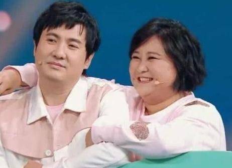 沈腾携妻儿聚餐,妻子王琦胖成贾玲,肚子隆起疑怀二胎