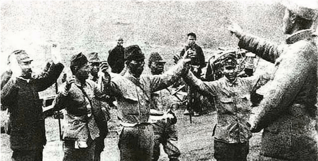图为向八路军举手投降的日本鬼子.