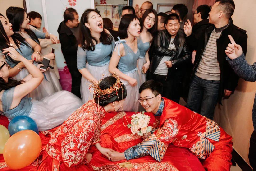 闹洞房只是为了活跃气氛,前提是要尊重别人,而不是成为发泄变态想法的