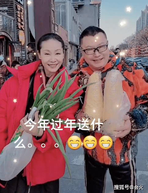 不过,如今尹相杰已经结婚,据悉其妻子郭永美比他小16岁,还是一位拍卖