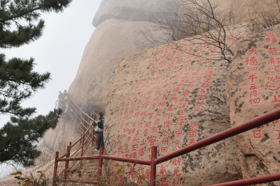 崂山十二景之华楼奇石描述的就是华楼山,一层层岩石宛如一座叠石高楼