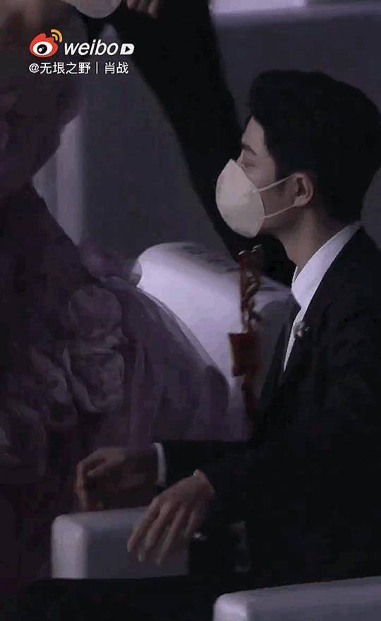 终于提到裙摆了!肖战绅士为杨紫提裙摆,网:像在婚礼现场