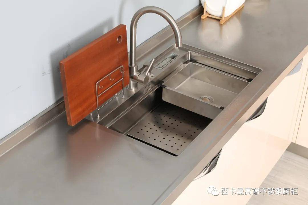 西卡曼不锈钢厨柜台面,水槽,后挡板也是一体成型,与厨柜完美整合,整个
