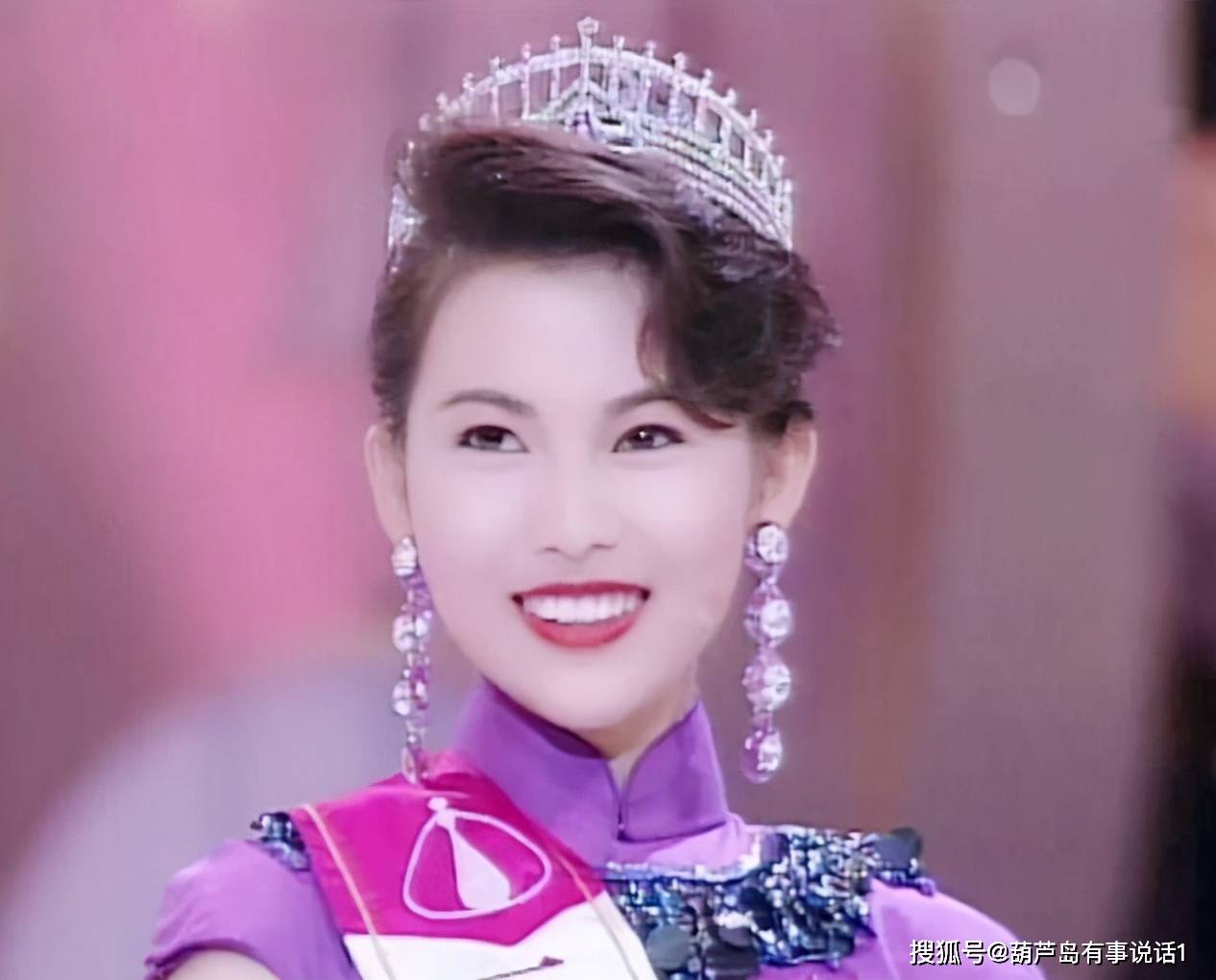 1991年,17岁的蔡少芬参加香港小姐,获得季军.