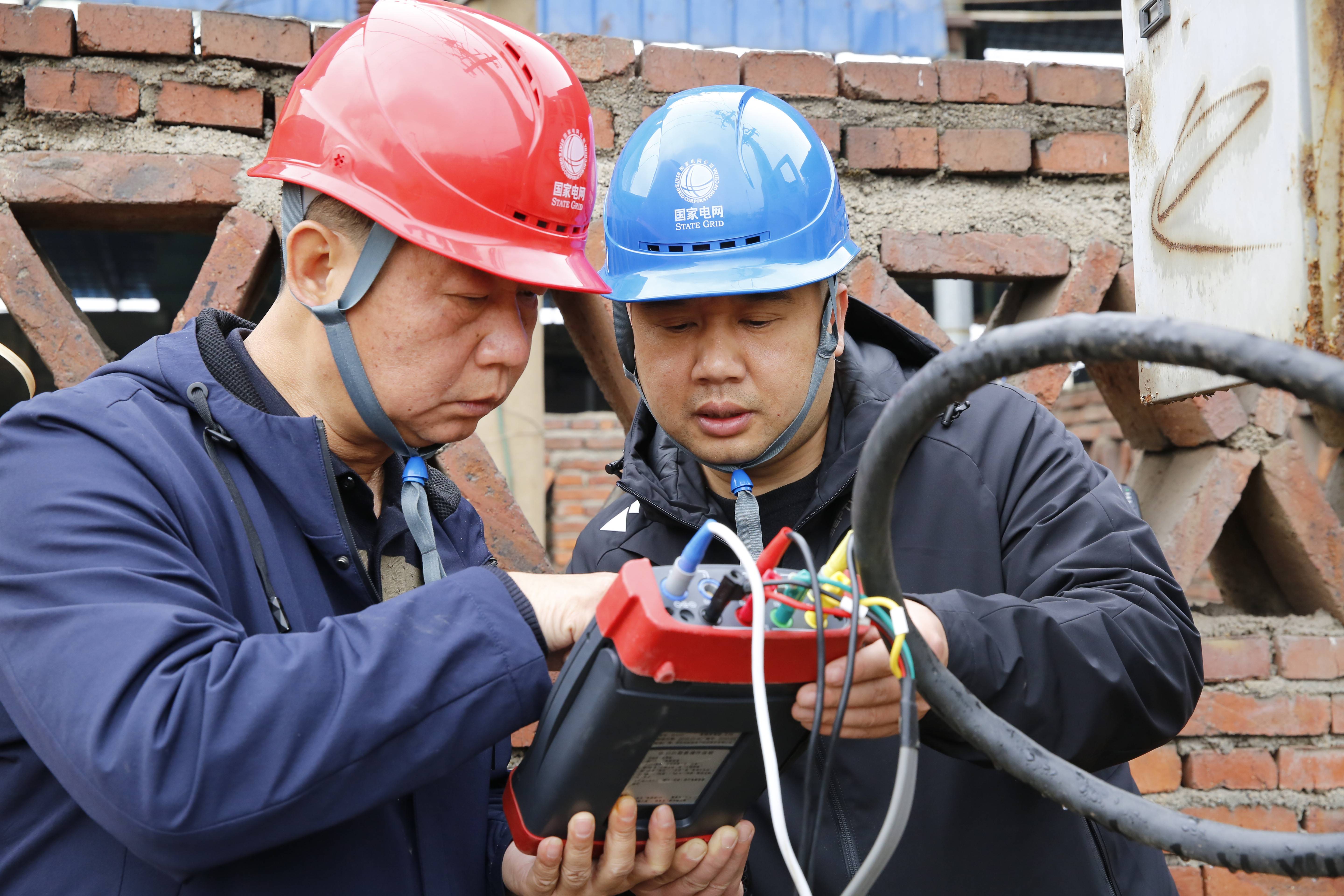 在现场,稽查人员认真检查了安全用电设施及计量接线,核对变压器容量