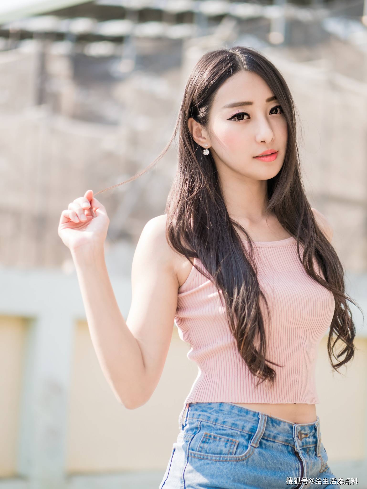 清爽靓丽的吊带背心如何搭配才能让女孩子更加清新靓丽呢?