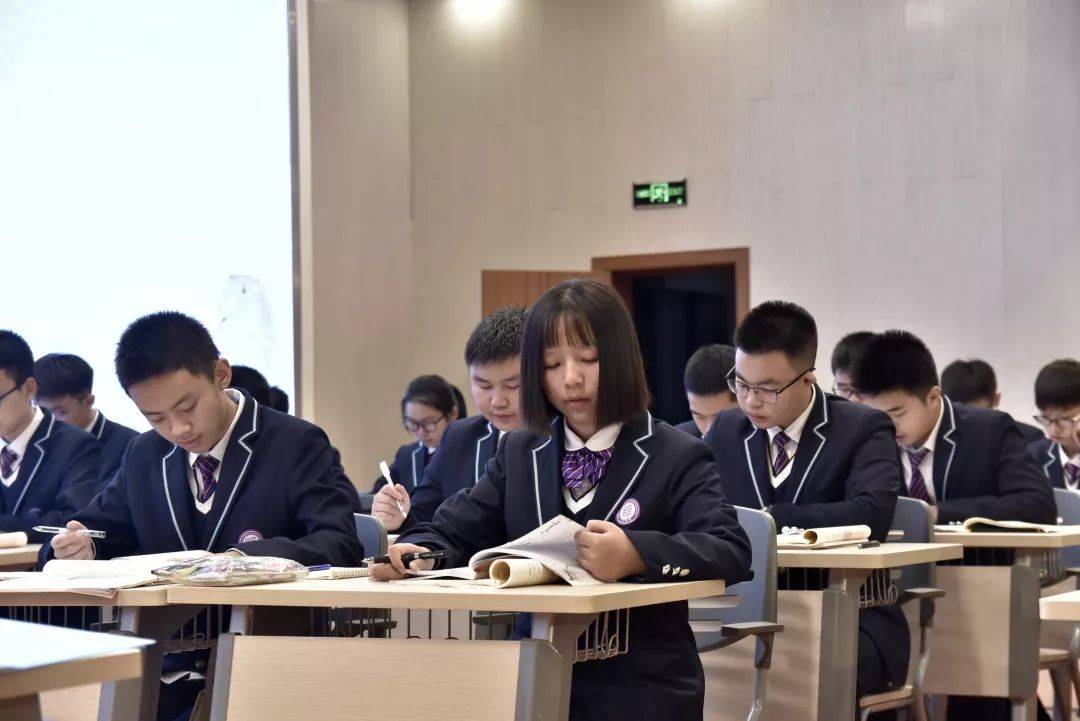 06,巴蜀常春藤学校巴蜀常春藤学校校服加起来有十多套,不管哪一个学段