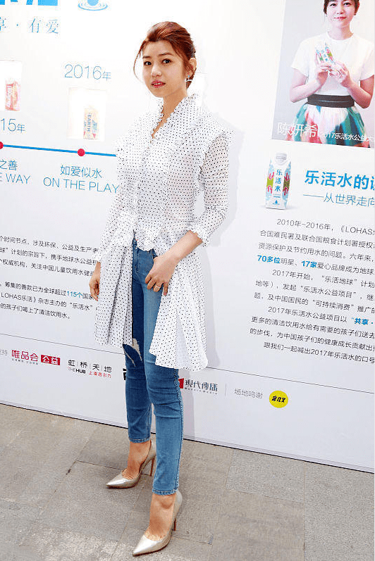 原创陈妍希原来也不是很胖,穿荷叶边上衣配紧身裤,身材窈窕气质不错