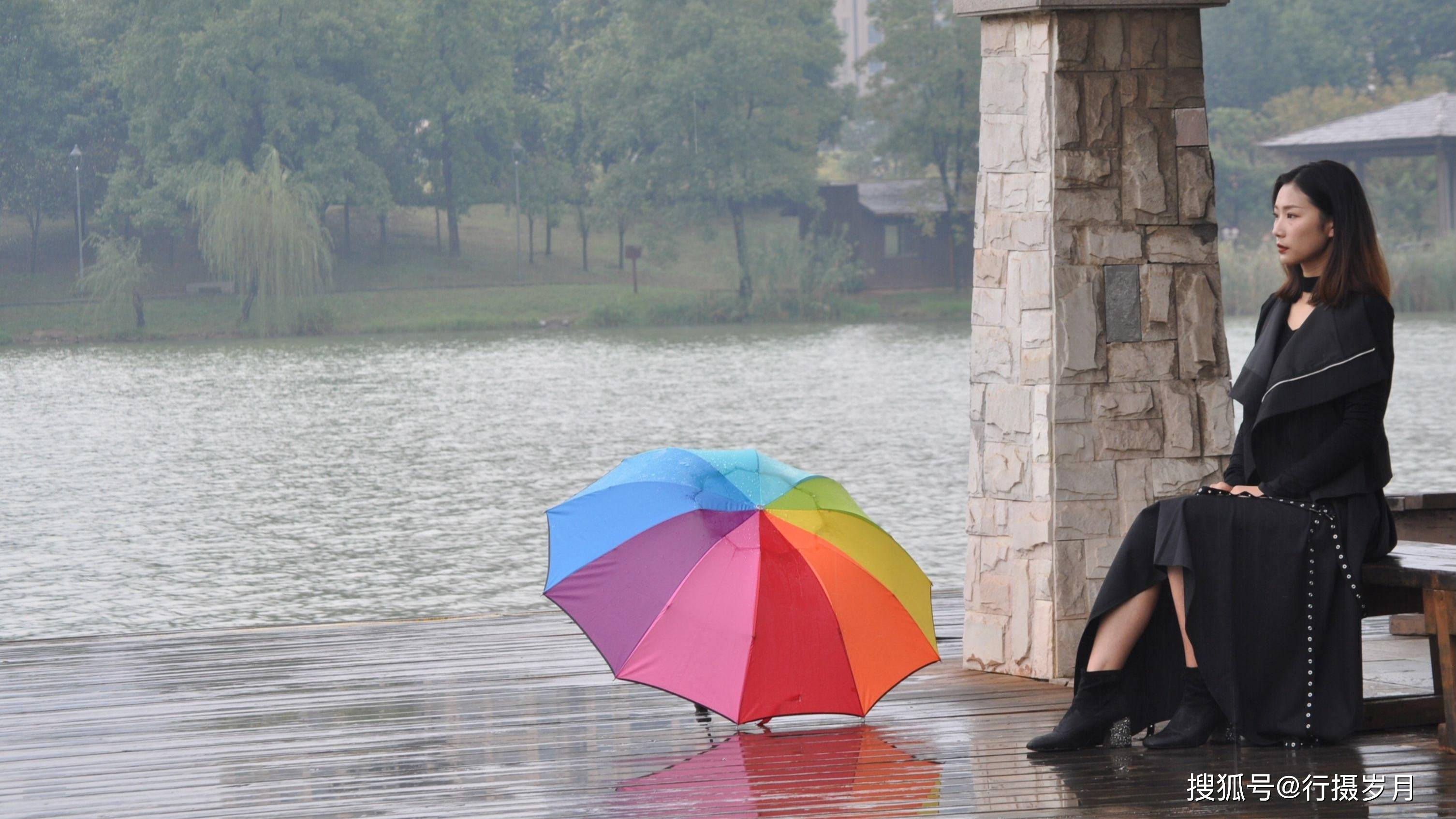 雨随风飘散,是雨的无奈,还是风的无情