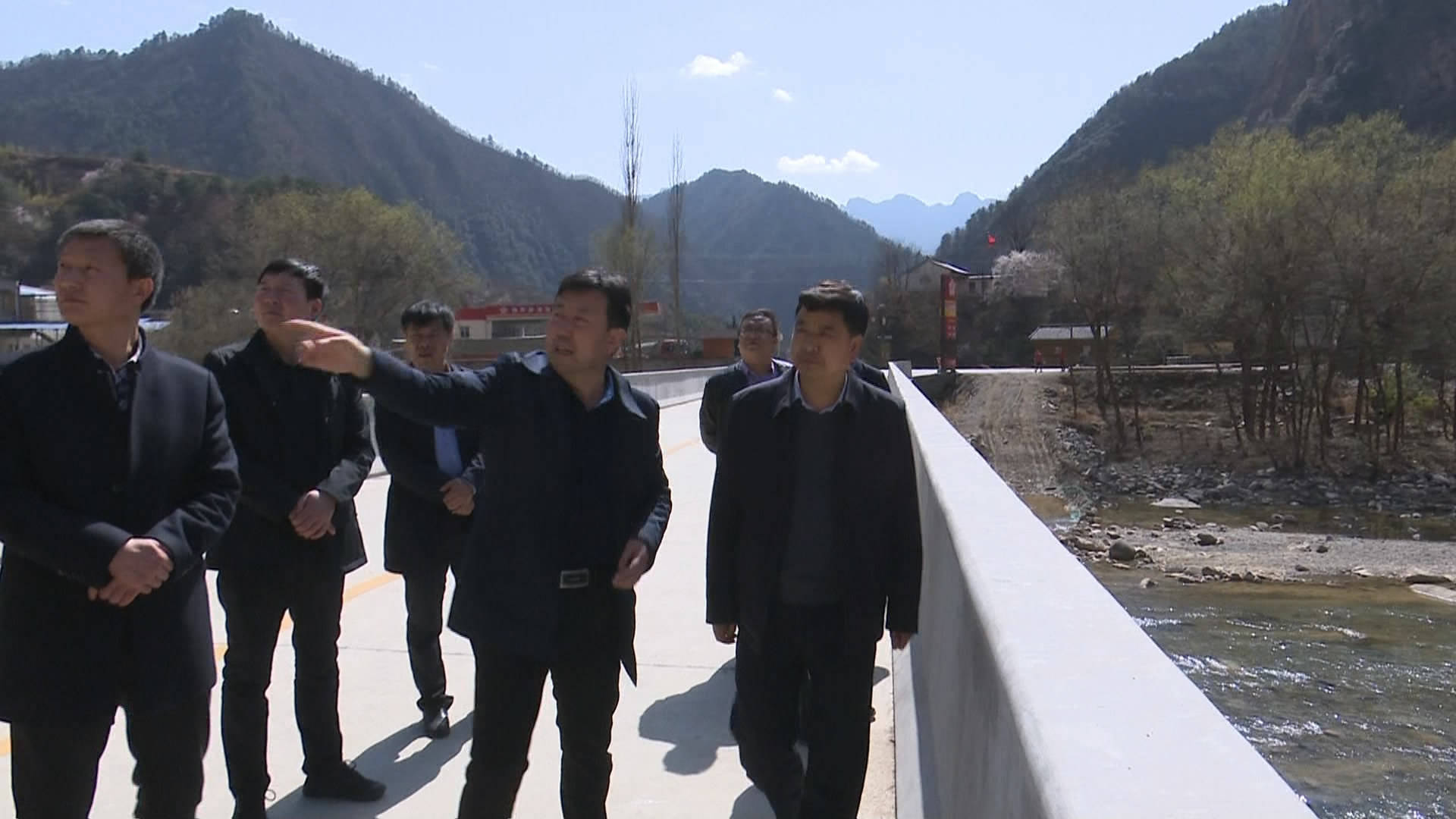 宝鸡市太白县县长张建科在太白河镇,王家堎镇指导推进