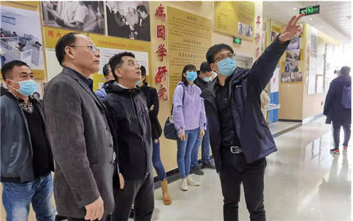 肿瘤防治专家刘志才就林州市肿瘤防治历史沿革作了详细汇报.