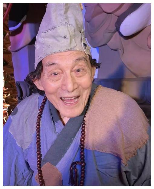 87岁济公游本昌近照,精神十足气色好,耄耋之年仍坚持工作