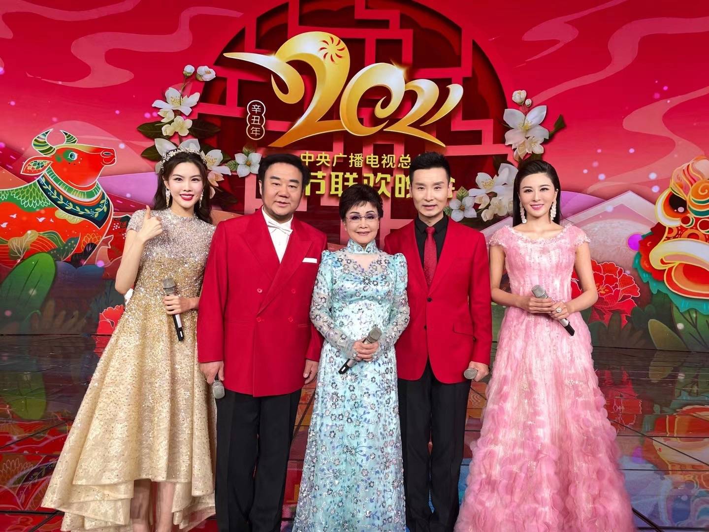 张心心(左一)与李谷一,刘和刚,霍勇,伊丽媛合影