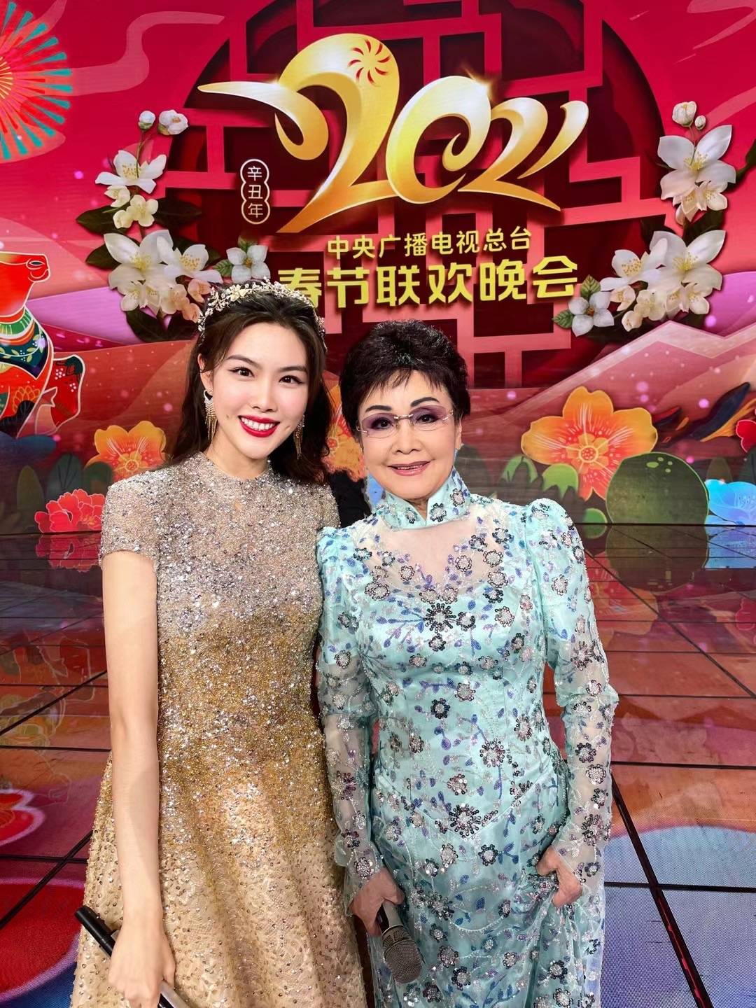 张心心与著名歌手李谷一老师