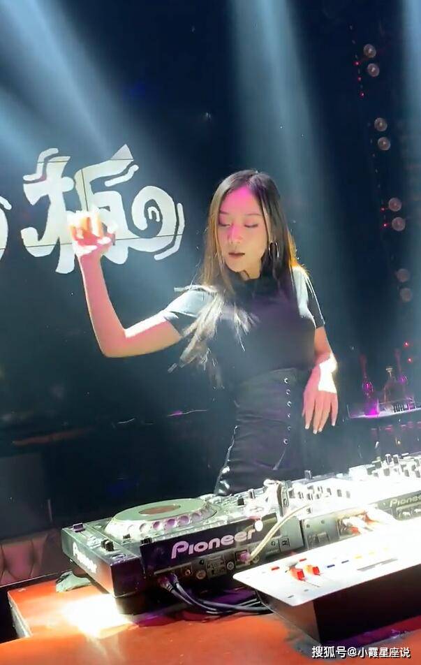 穿搭着装个性,站在dj台上,她就是时尚女王.喜欢这样的网红dj美女吗?