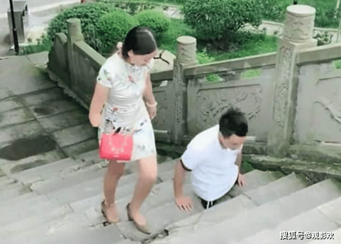 网红"连体情侣"分手,无腿丈夫另觅新欢,断臂妻子独自辛苦带娃