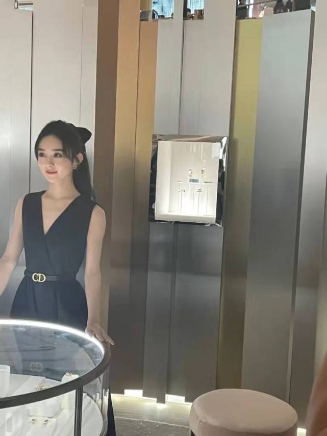 赵丽颖一出场就是焦点!扎高马尾穿深v裙瘦出排骨胸,气场超强大
