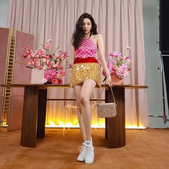 韩国第一美腿李宣美晒自拍照 大秀裸背与美腿!