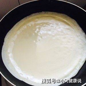 锅里刷层油,倒入面糊,转动锅使面糊成饼,面糊的稠稀度以面糊倒进锅中