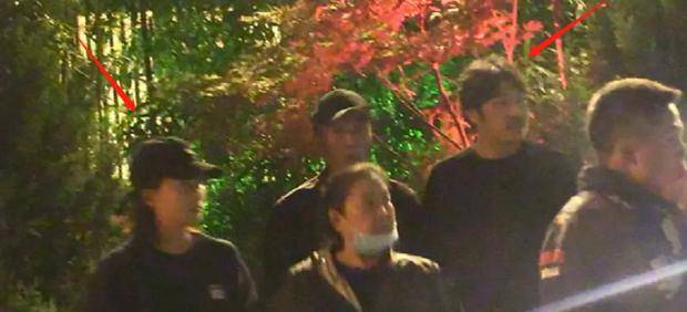 原创40岁殷桃与男友赵达穿情侣装与男方父母聚餐,被指好事将近
