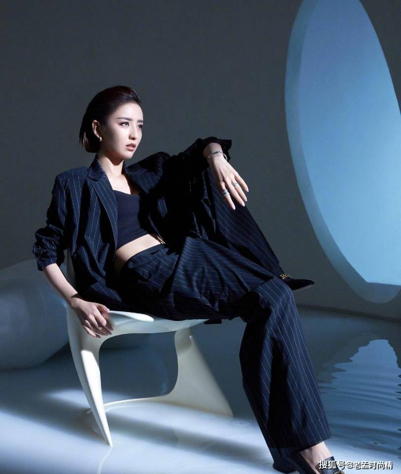 佟丽娅侧颜真美, 穿蕾丝短裙配三七分短发, 优雅大气又有女人味
