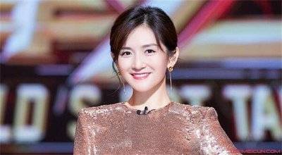 谢娜挺大肚拍广告美成天使穿迷人百褶裙为了二胎也是拼了