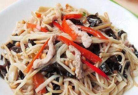 下饭菜:香辣干锅鸡,香干炒肉片,金针菇炒肉丝,卤牛肚