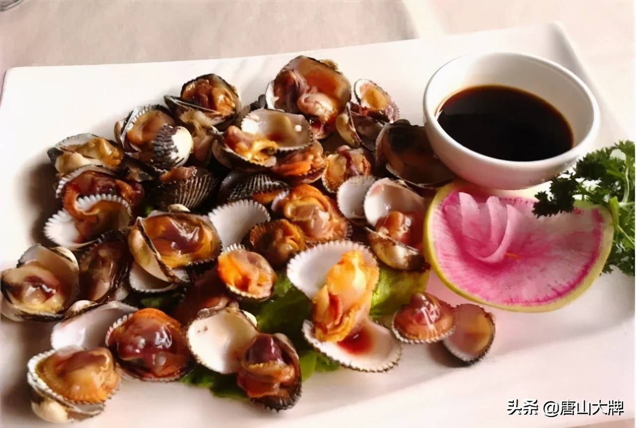 麻蚶子拌菠菜是唐山一些饭店里常见的做法,但其实直接水煮蘸食也很