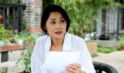 53岁刘蓓近照,三婚嫁张若昀父亲,如今被宠成公主
