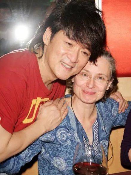 周华健的混血儿子,欧美风长相胡子拉碴,30岁看着比老爸还显老