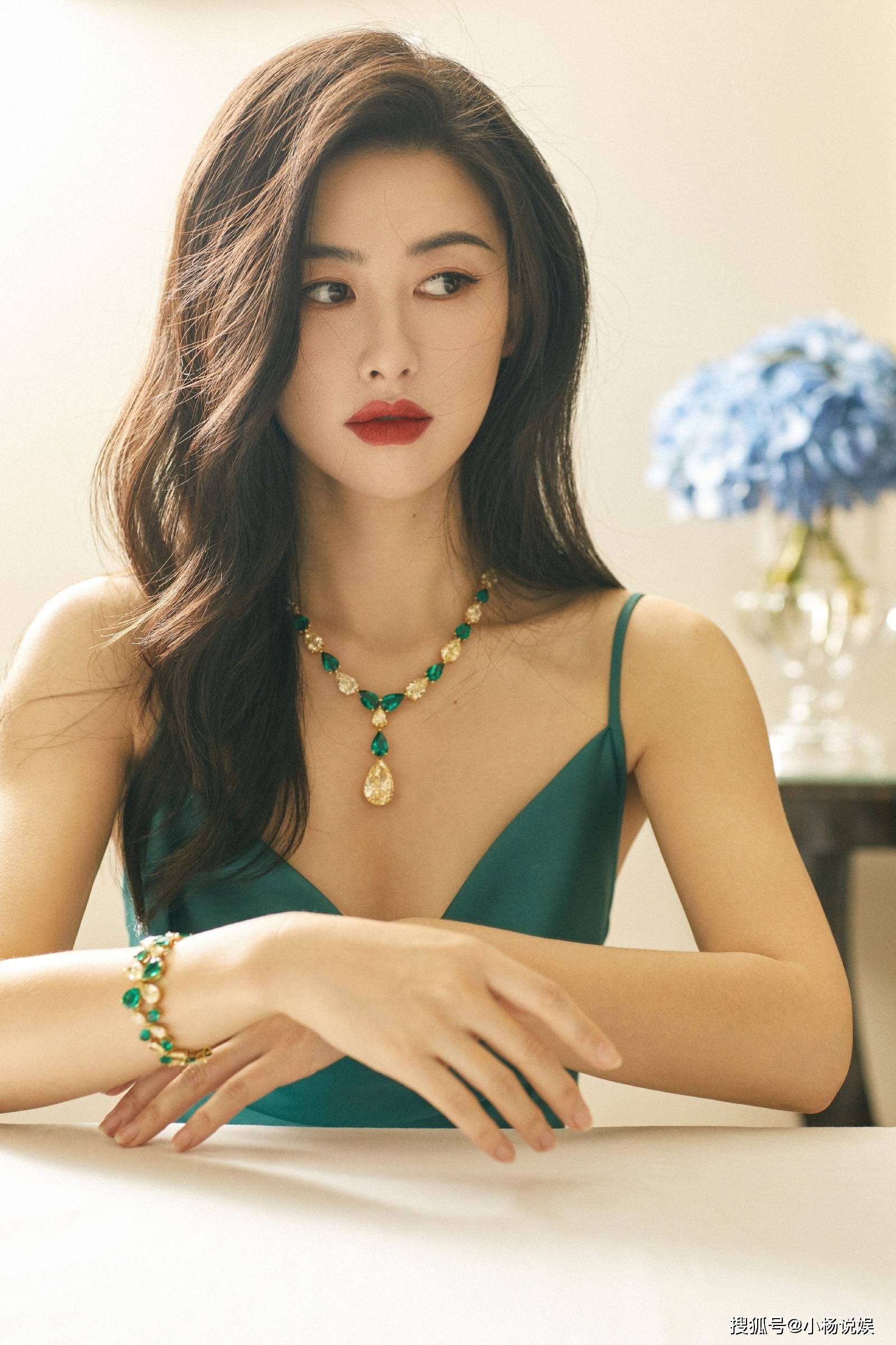 演员朱珠大婚,曾获全球最美100张面孔,与顶级富豪传绯闻
