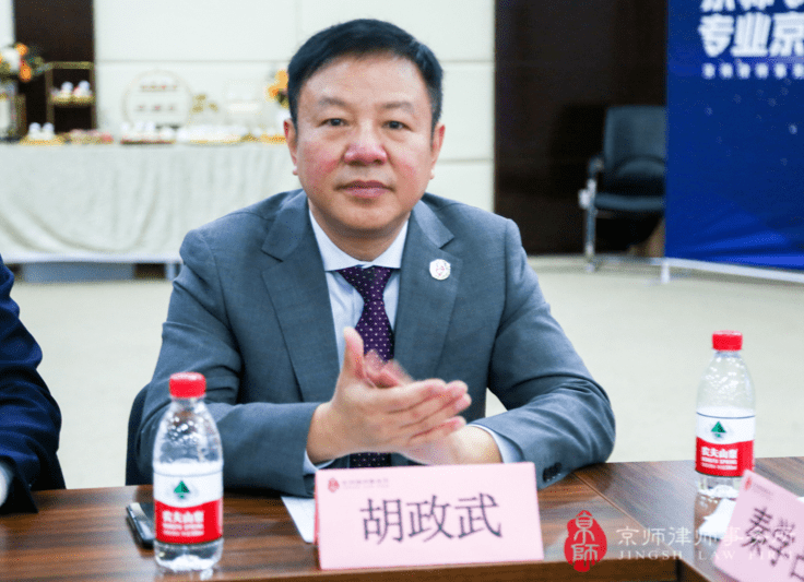 图:京师重庆主任胡政武京师重庆专业委员会主任项强就产品大赛的动员