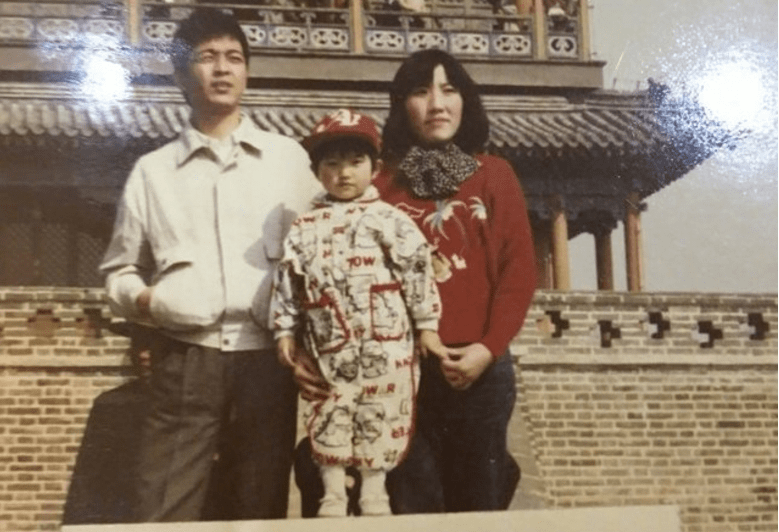 此前,景甜在网上晒出过小时候与父母出游的合照,照片中景甜的爸爸穿着