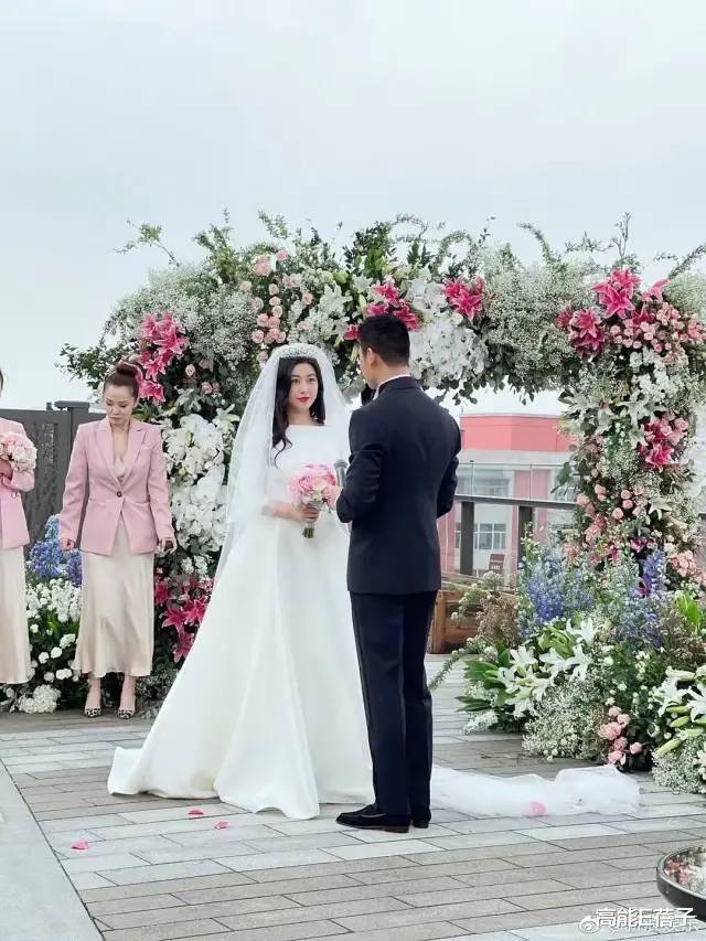 朱珠今天打扮得十分漂亮,一袭婚纱长裙很唯美.