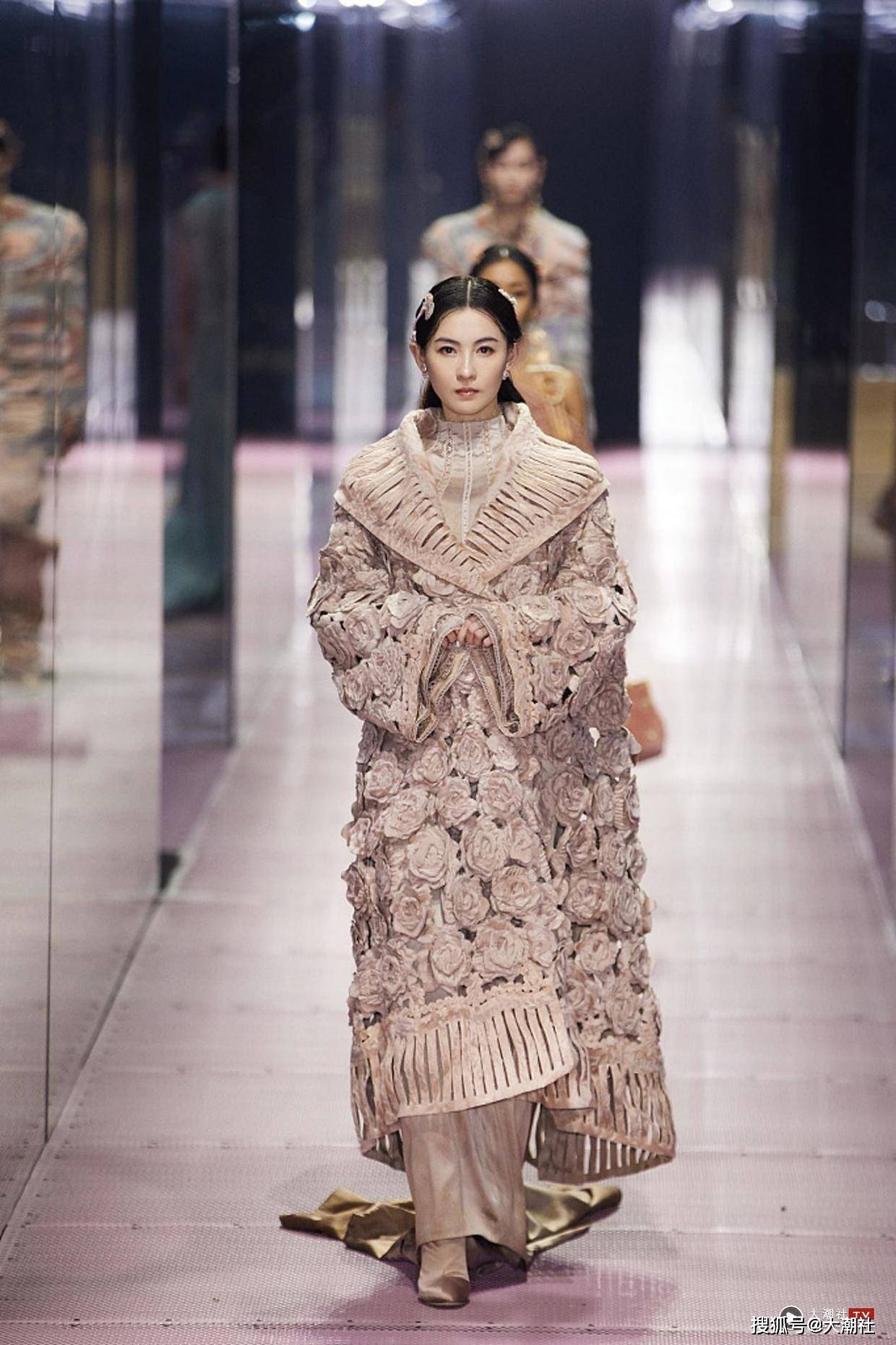 原创张柏芝为fendi 2021春夏高定时装秀,气质超尘脱俗宛如仙灵