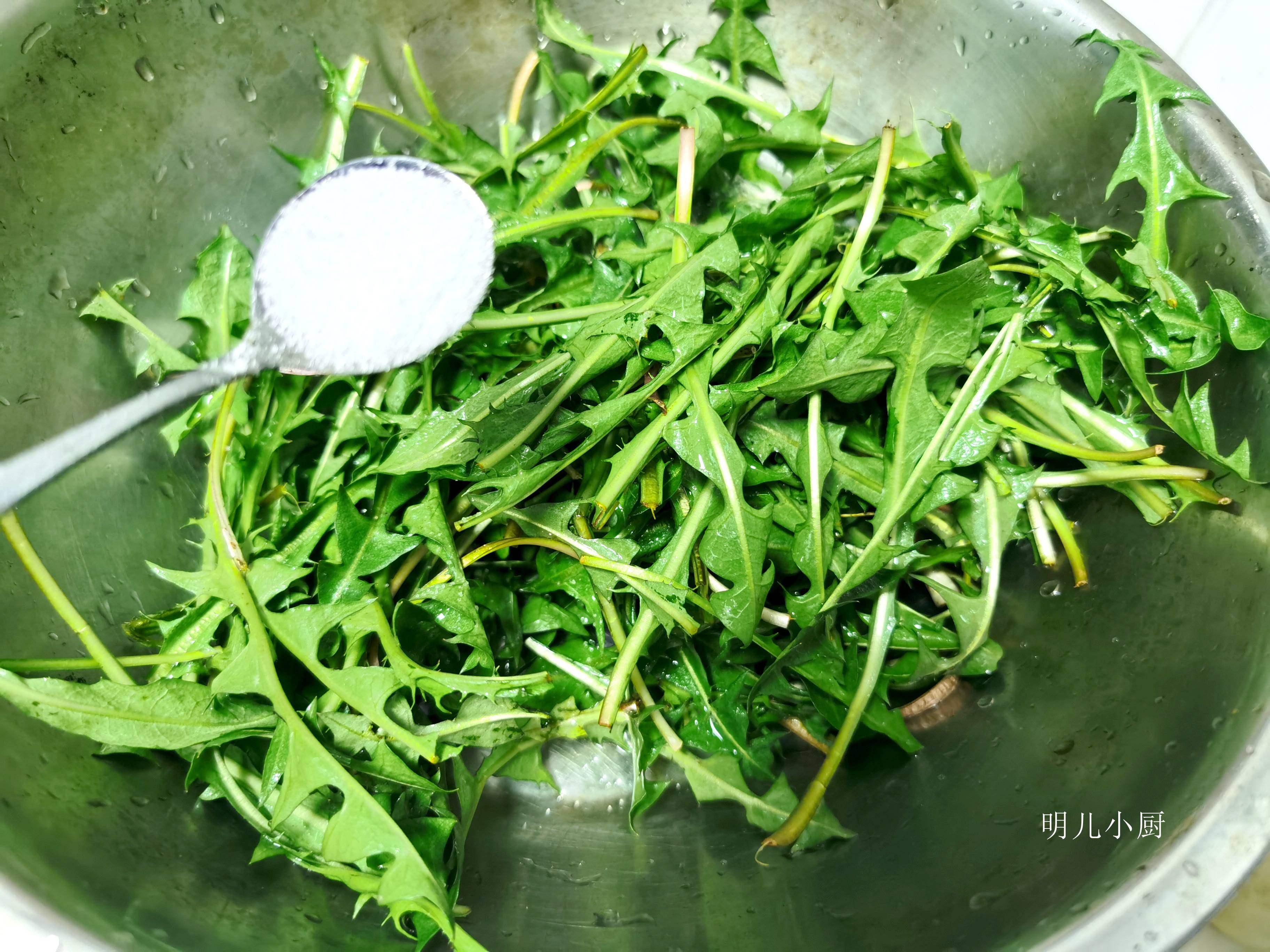 这野菜是女性的福音,不炒不炖蒸一蒸就上桌,健康好吃还清火