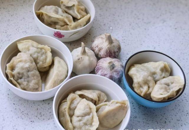 原创从吃饺子蘸料看南北方习俗,河北人爱大蒜,最"豪横"的是东北人