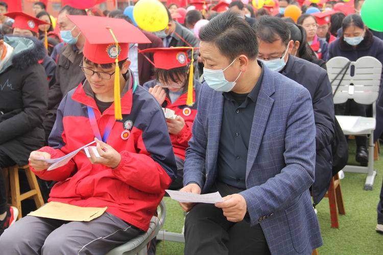 枣庄八中东校举行2021届学生成人仪式暨高考誓师大会