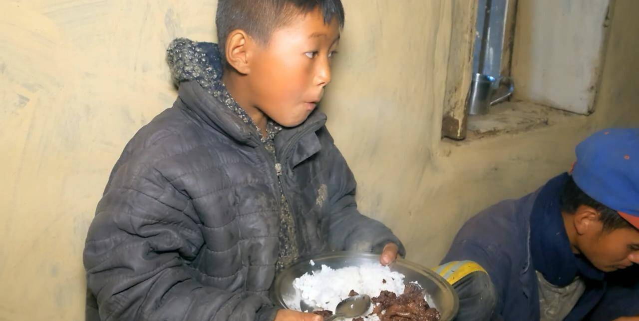 原创带着山腰穷人家孩子来村长家吃猪肉,尼泊尔农村吃杀猪饭真热闹
