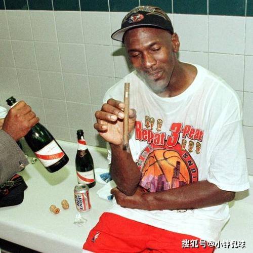 乔丹在去客场飞机上和队友打牌玩多大?为何小球员都不